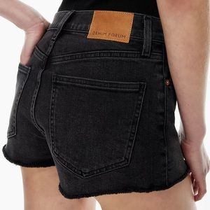 ARITZIA slim shorty shorts